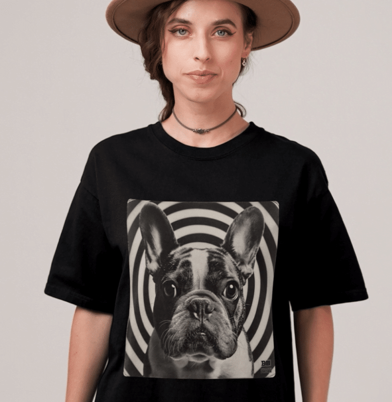 mulher camiseta preta